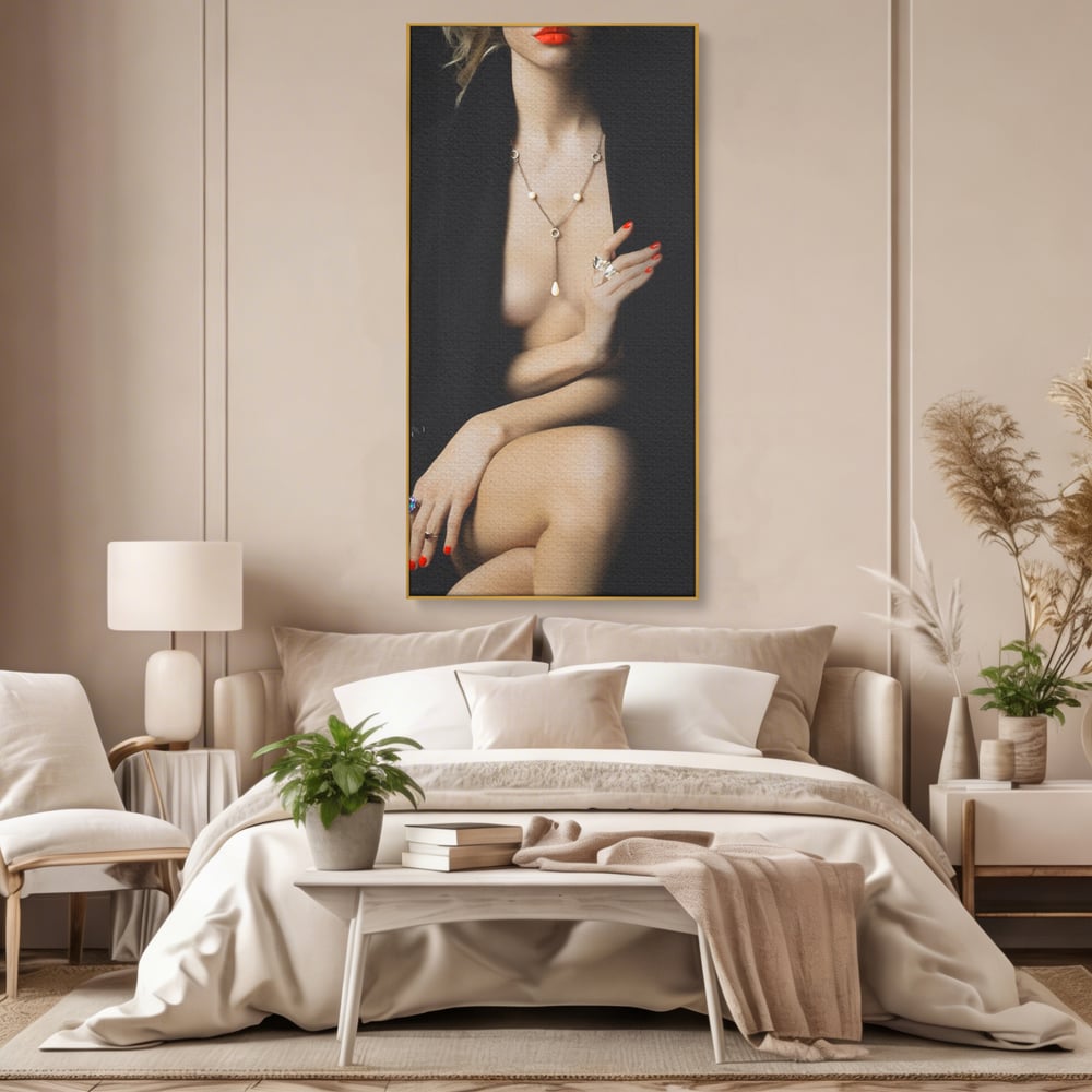 Tablou canvas cu tablou canvas cu portret artistic de femeie, in rama de aluminiu auriu, pe perete intr-un dormitor